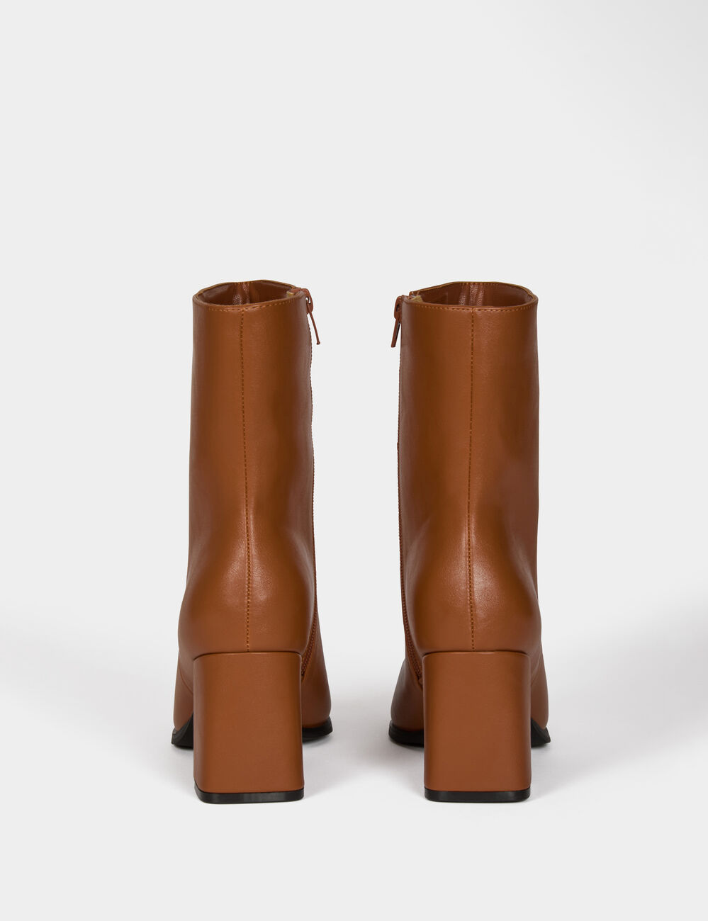 Enkellaars met hak camel vrouw