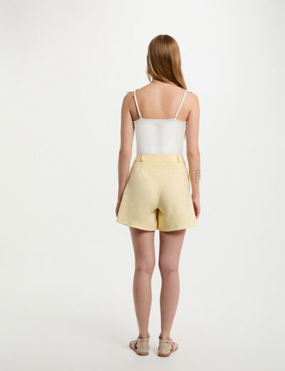 Rechte korte broek pastel geel vrouw