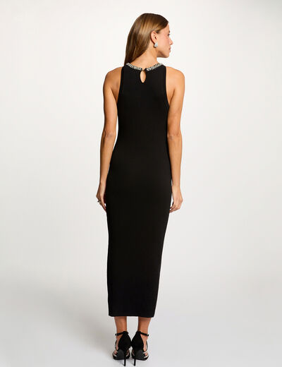 Lange gebreide jurk met taille. zwart vrouw