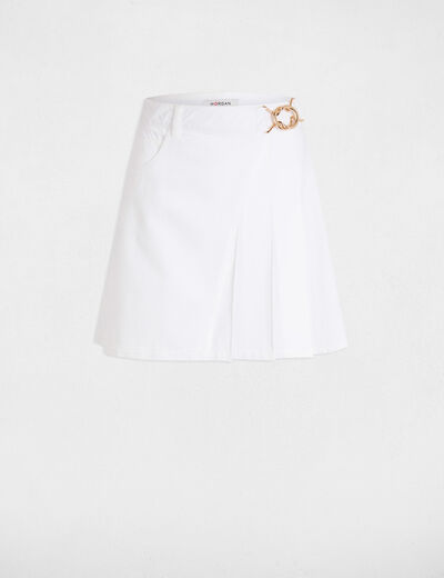 Geplooide jeansrok helder wit vrouw