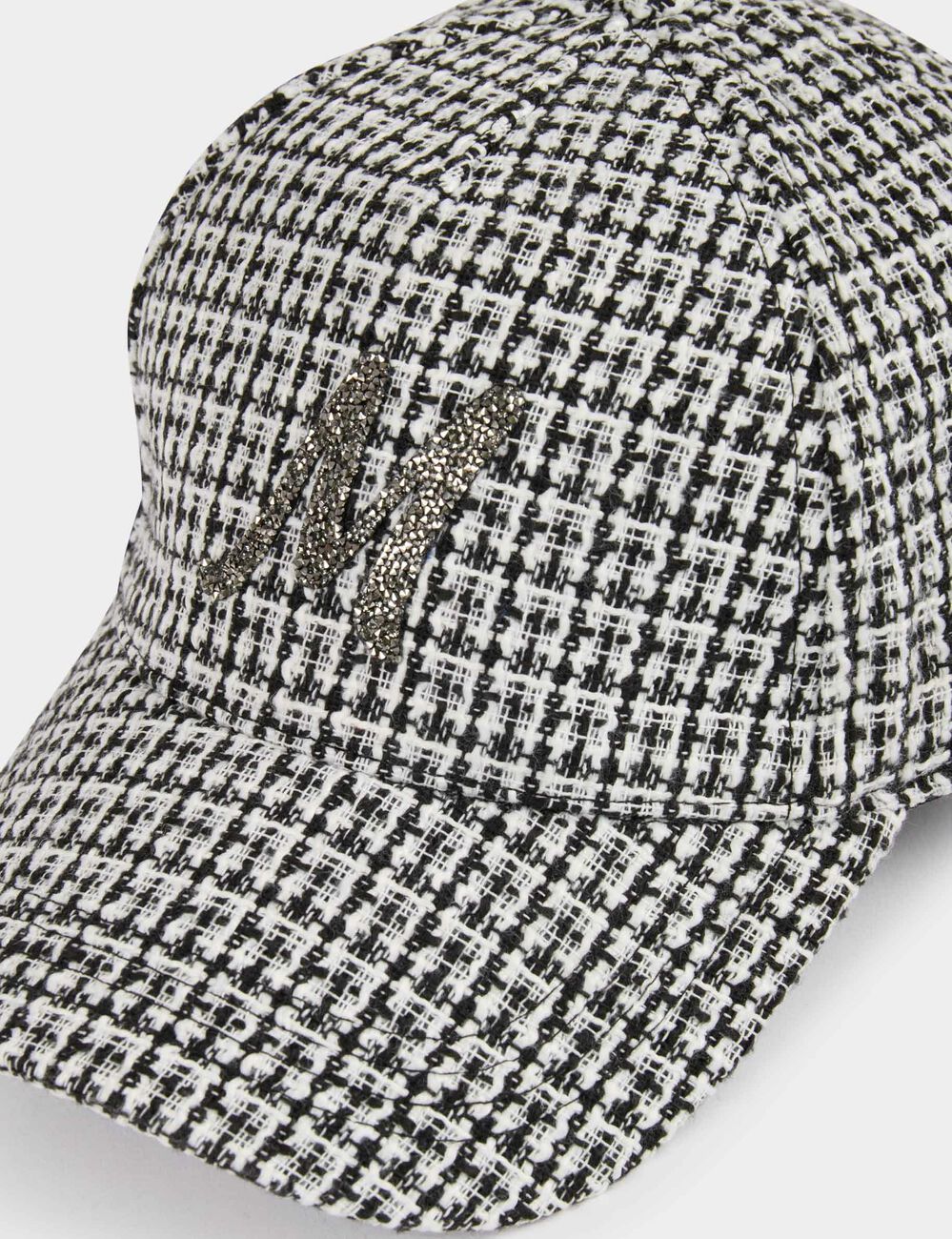 Tweed pet met strassletter M helder wit vrouw