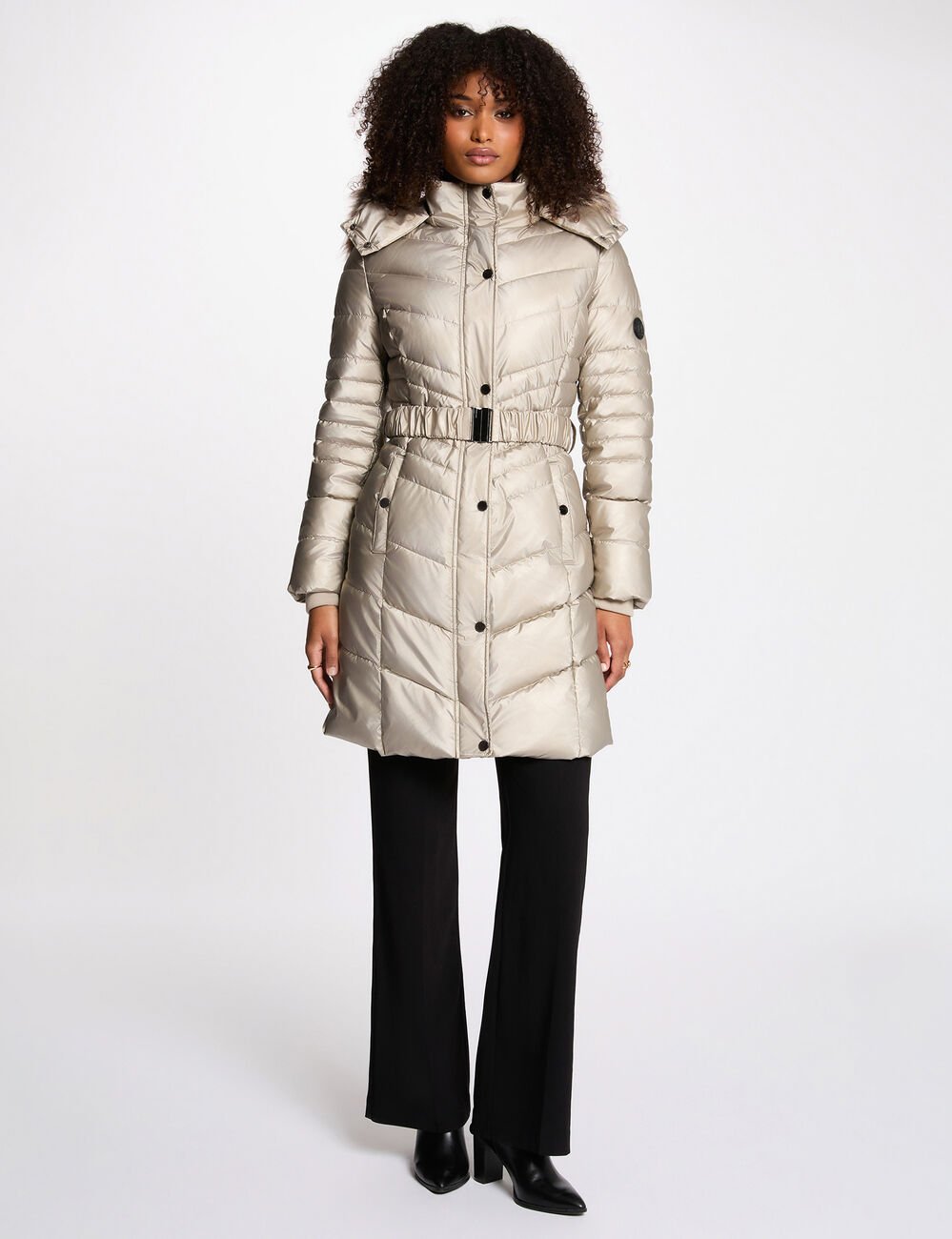 Getailleerde halflange donsjas goudgeel vrouw