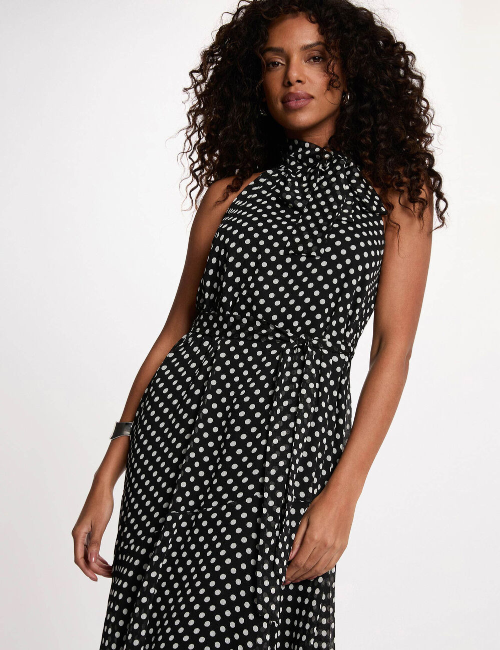 Vloeiende jurk met hoge kraag zwart vrouw