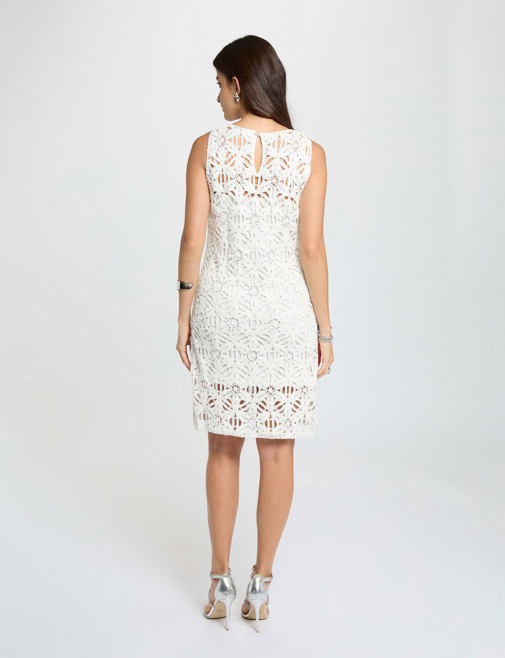 Getailleerde gebreide jurk helder wit vrouw