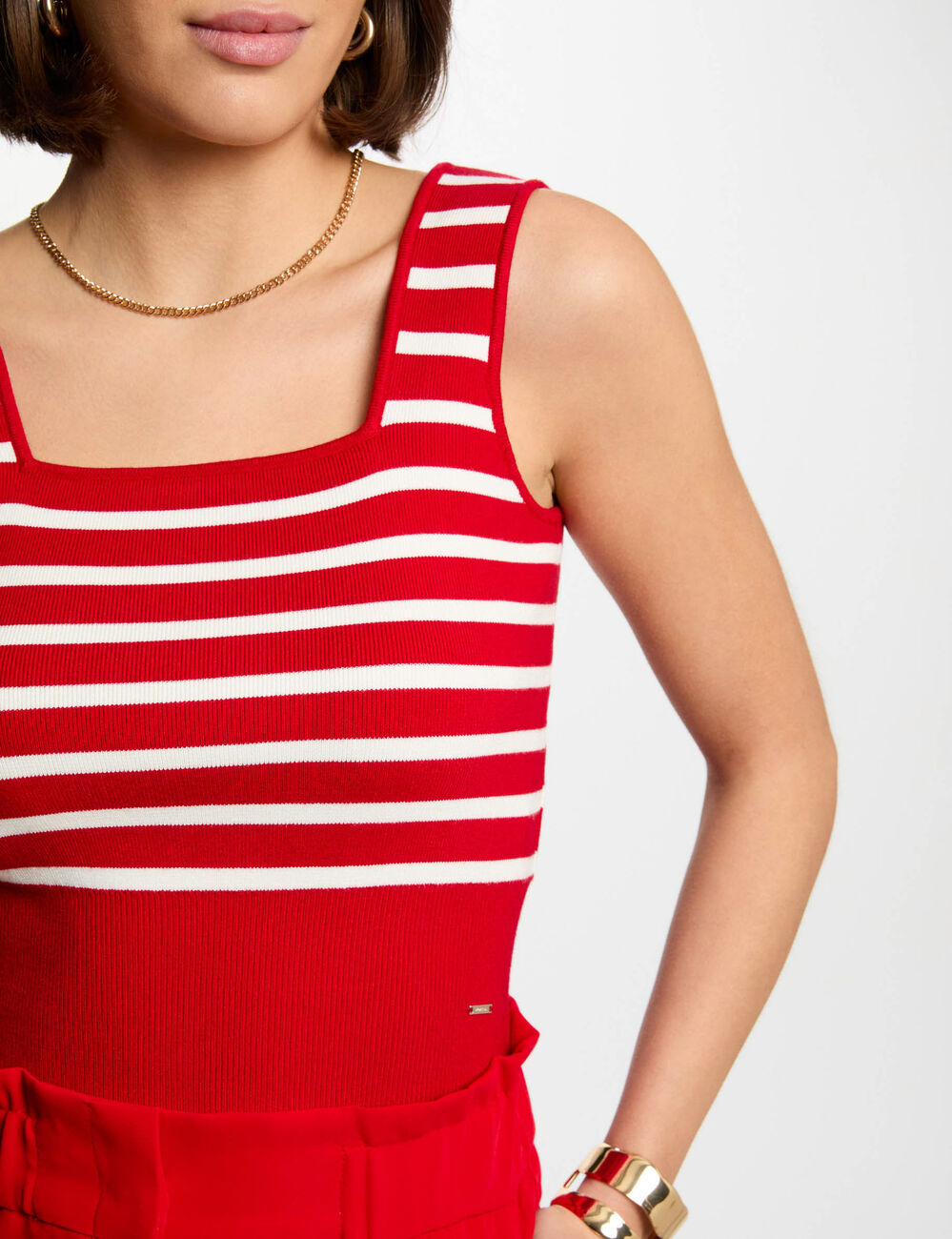 Gebreide top met brede bandjes rood vrouw