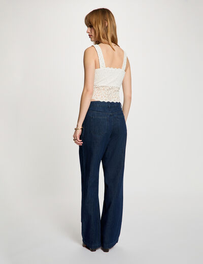 Getailleerd kanten top helder wit vrouw