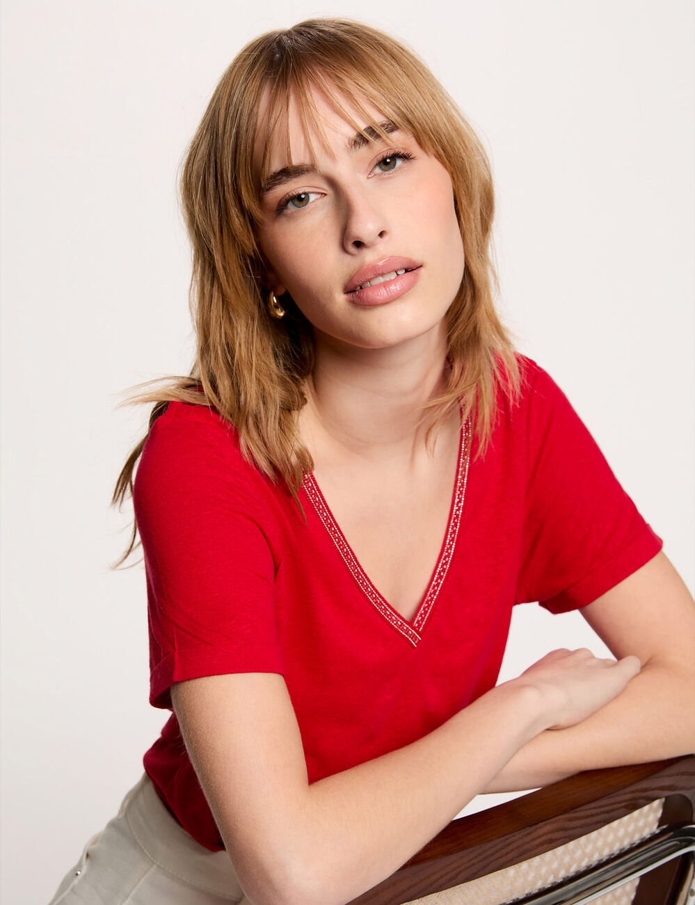 T-shirt met parels en V-hals rood vrouw