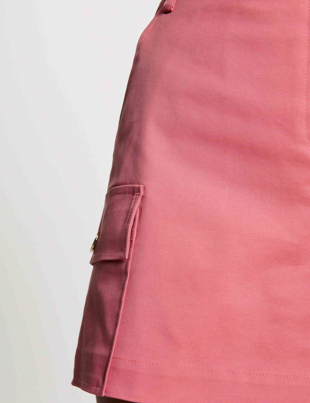 Korte rok-short oud roze vrouw