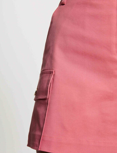Korte rok-short oud roze vrouw