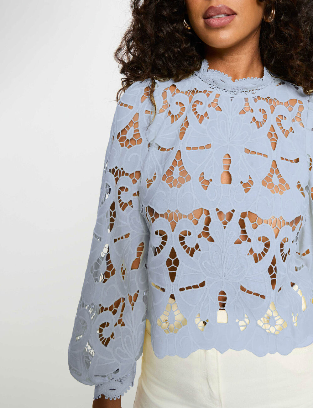 Blouse broderie col montant bleu ciel femme