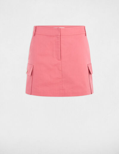 Korte rok-short oud roze vrouw