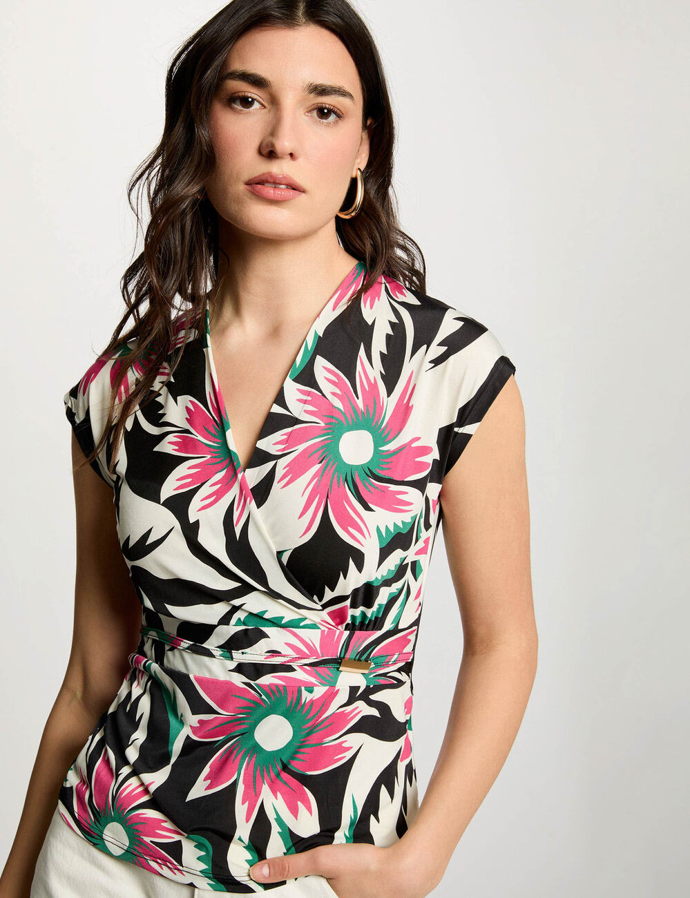 T-shirt cintr&eacute; col v multicolore femme