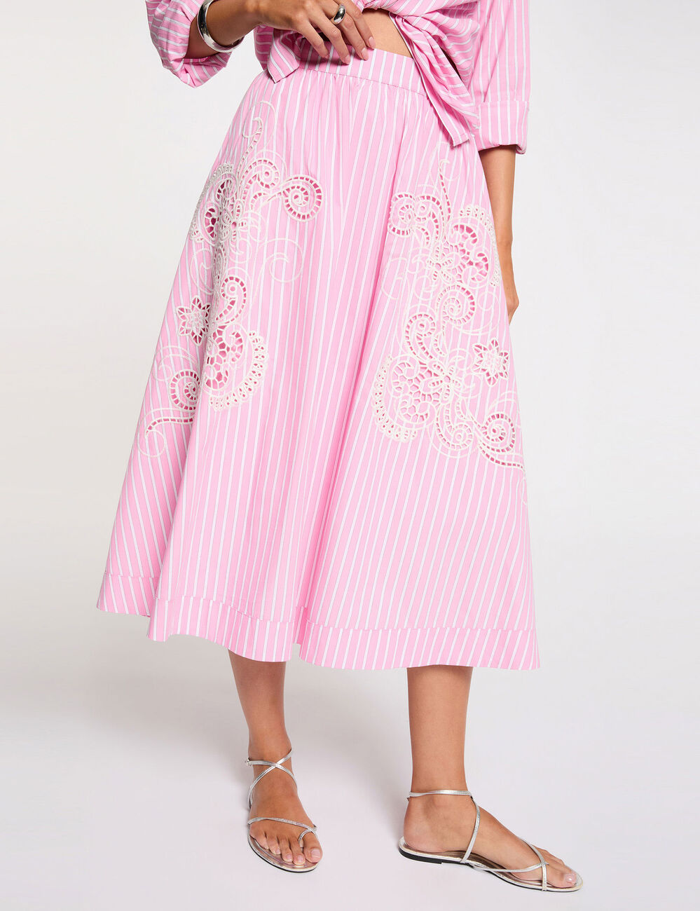 Lange, uitlopende rok roze vrouw