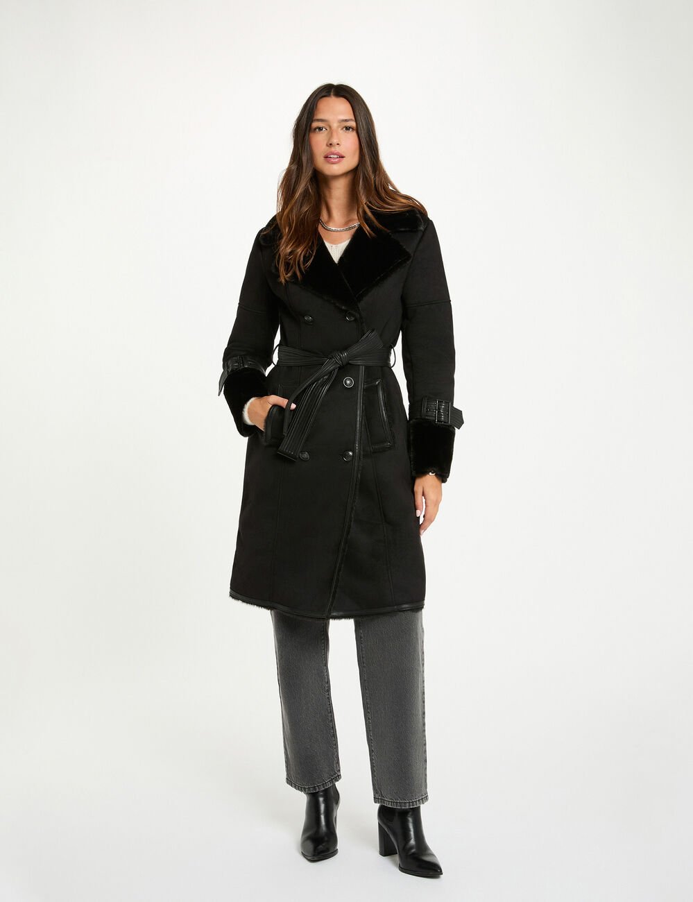 Getailleerde trench met imitatiebont zwart vrouw
