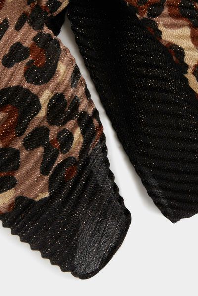 Geplooide sjaal met luipaardprint bruin vrouw