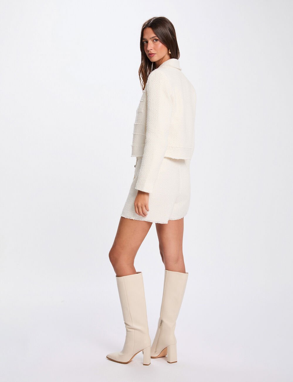 Nauwsluitende korte rok ivoor vrouw