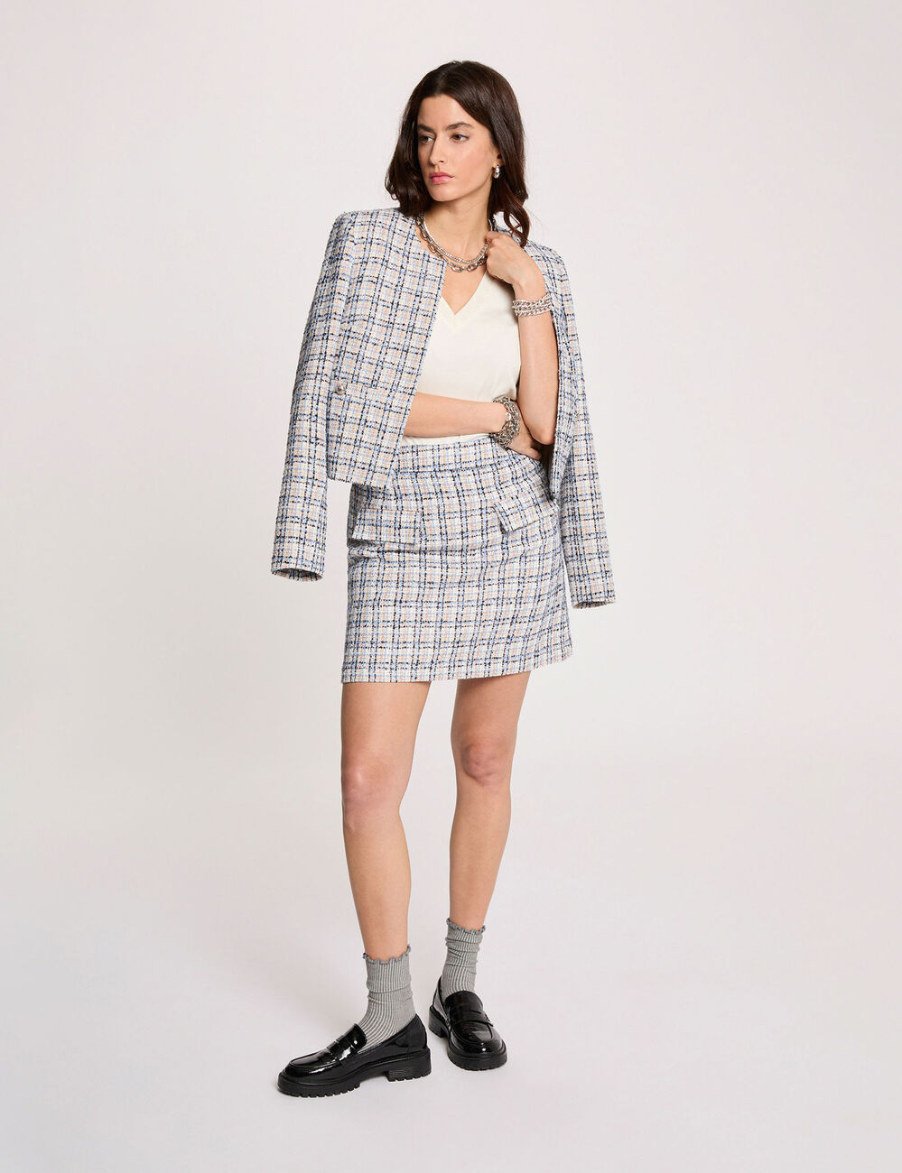 Korte zwierige rok meerkleurig vrouw