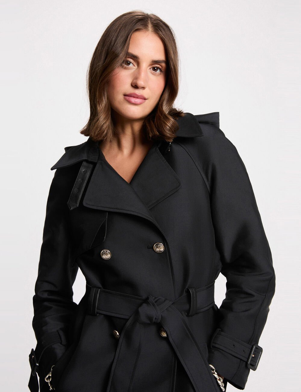 Halflange trench met capuchon zwart vrouw