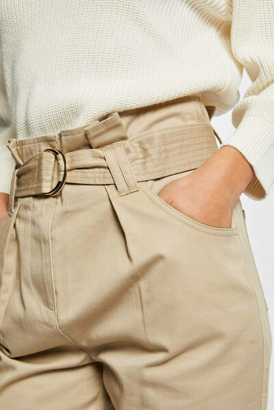 Wortelbroek met riem beige vrouw