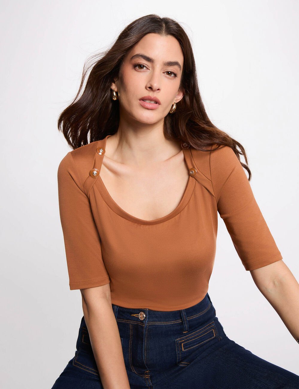 T-shirt cintr&eacute; encolure bateau camel femme