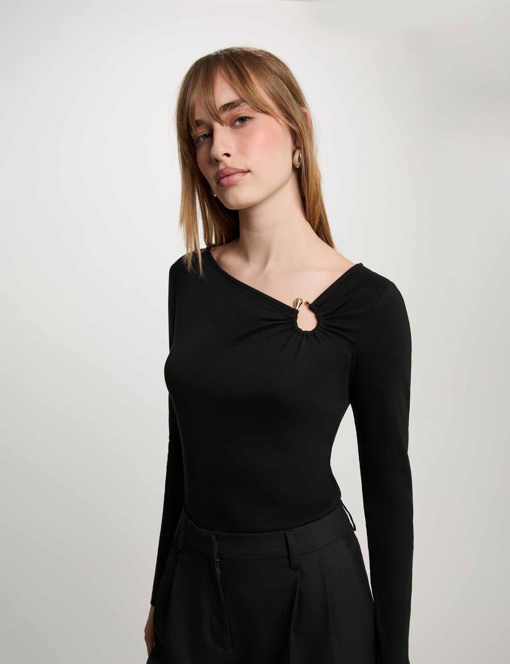 T-shirt d&eacute;collet&eacute; manches longues noir femme