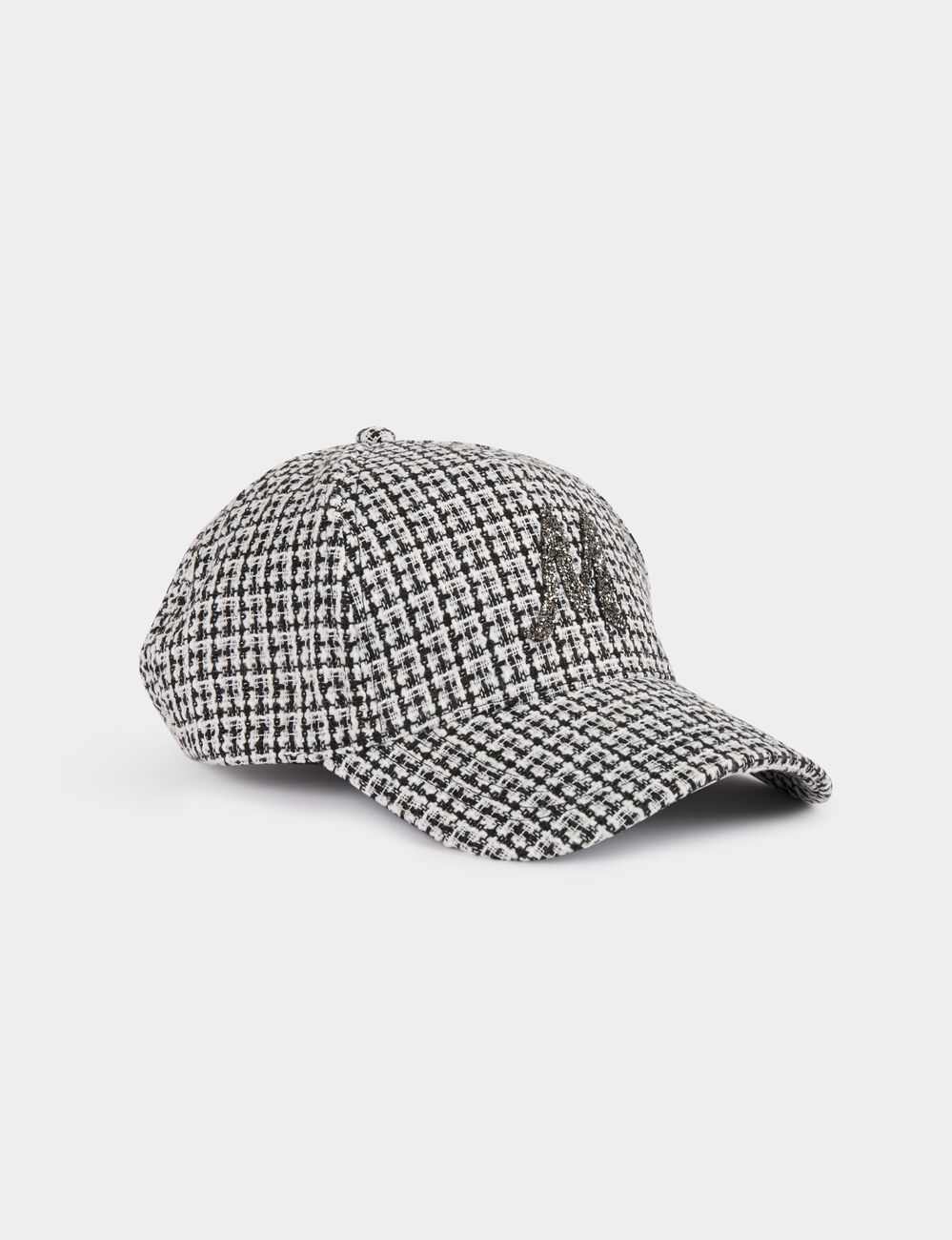 Tweed pet met strassletter M helder wit vrouw