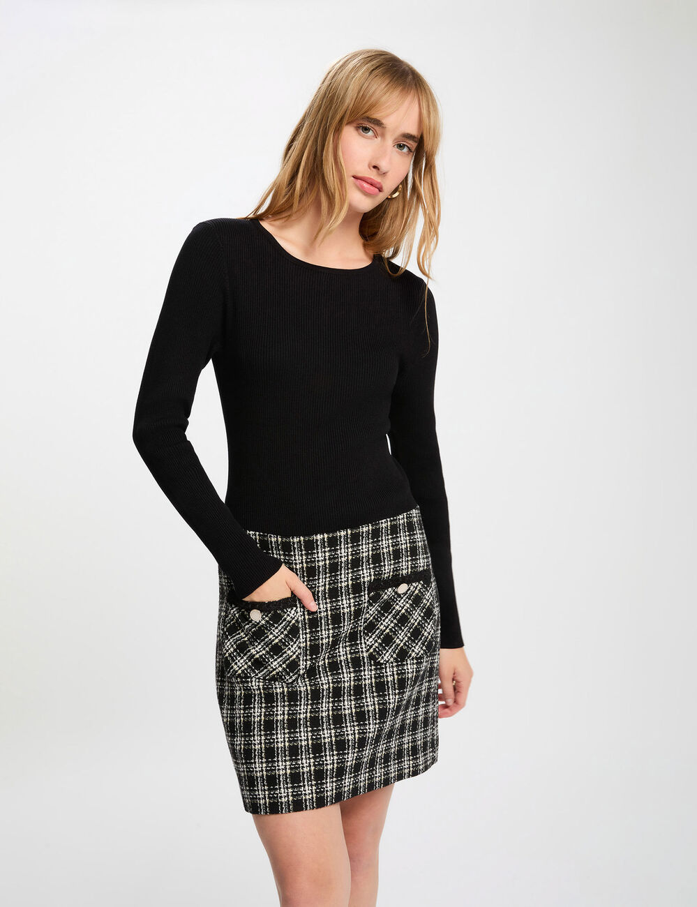 Nauwsluitende korte jurk zwart vrouw