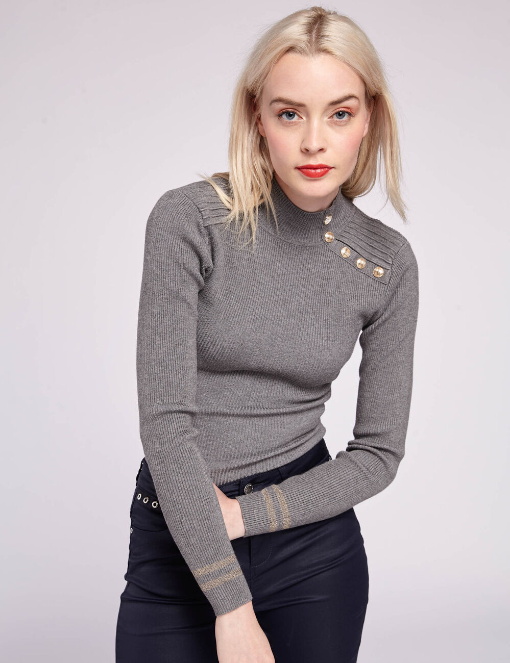 Pull manches longues avec boutons gris fonc&eacute; femme