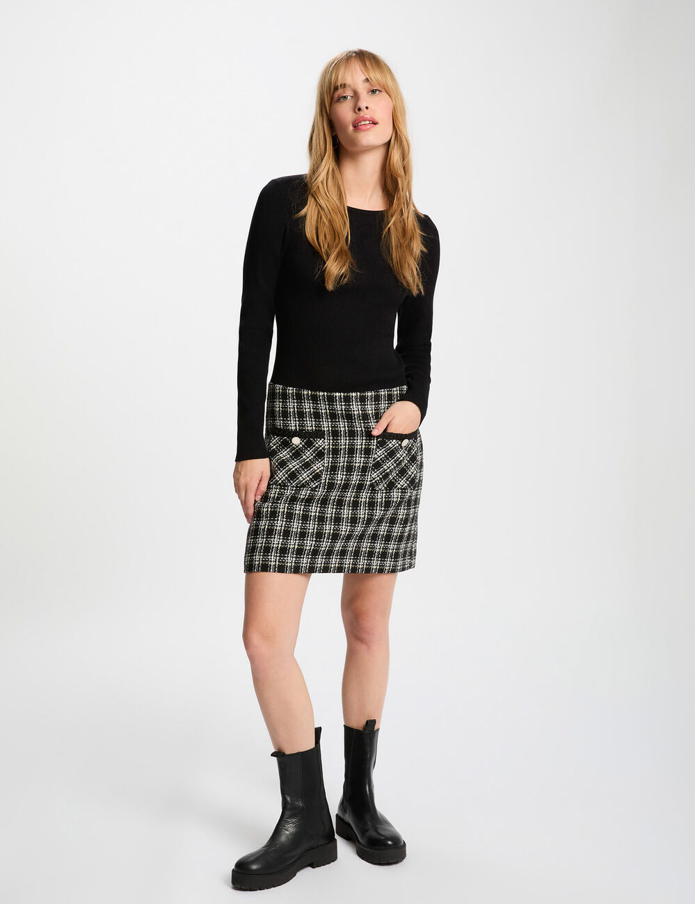 Nauwsluitende korte jurk zwart vrouw