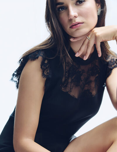 T-shirt dentelle col montant noir femme