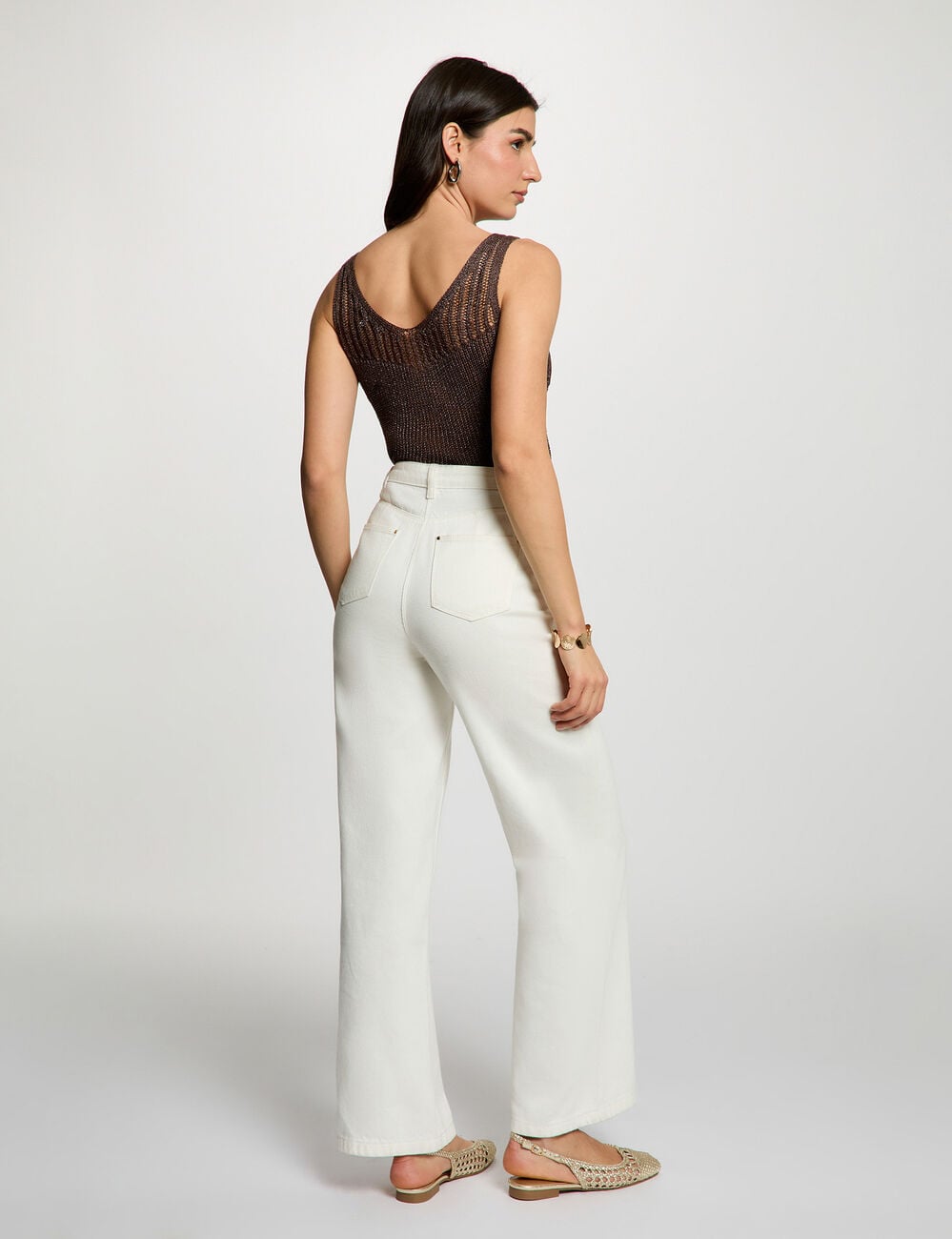 Getailleerde V-hals tanktop donker bruin vrouw