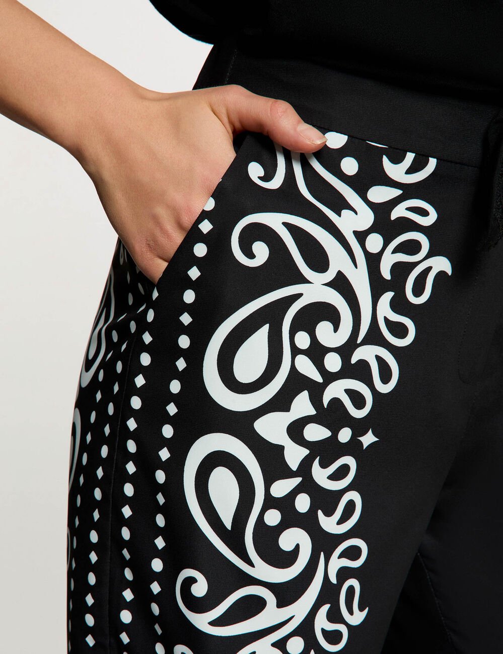 Pantalon fluide imprim&eacute; noir femme