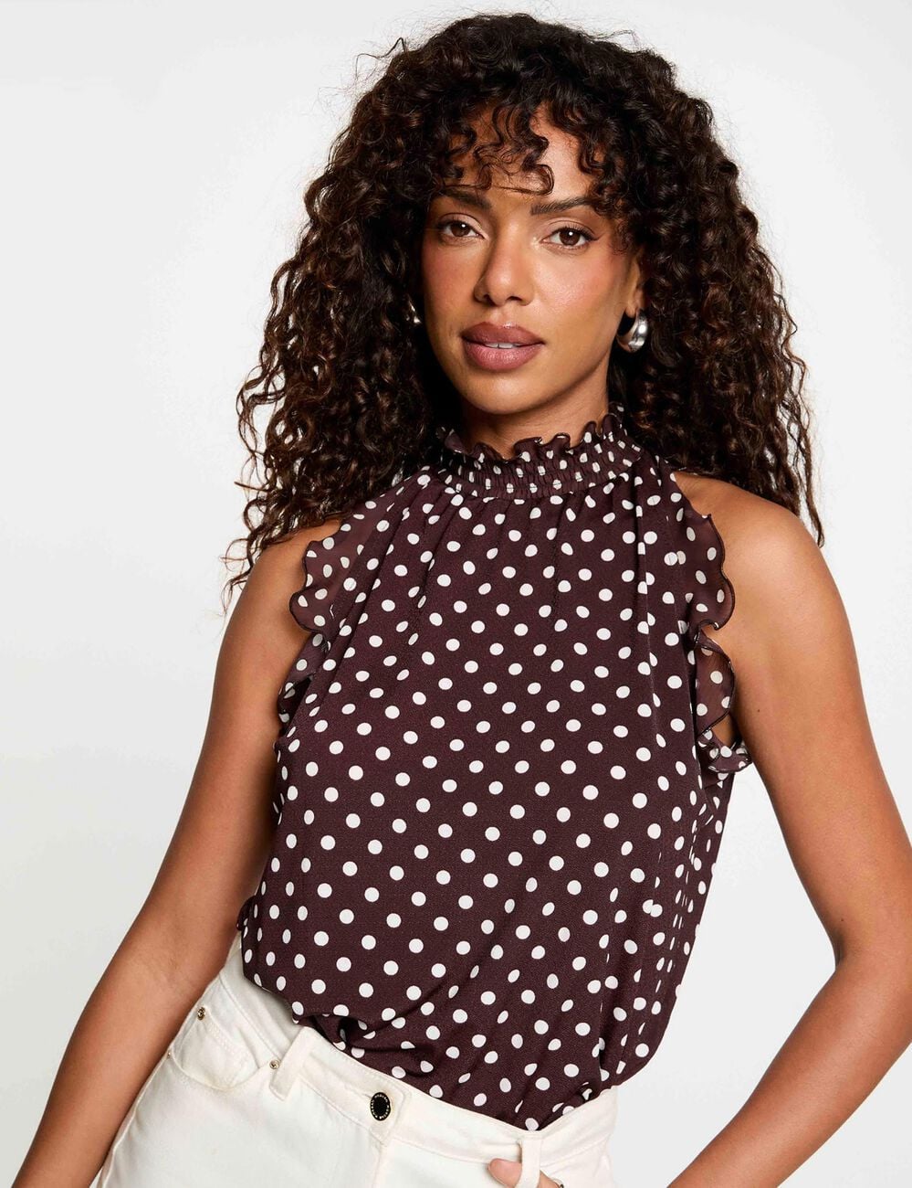 Mouwloze top met hoge hals donker bruin vrouw