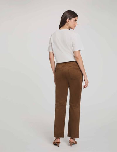 Rechte broek van su&egrave;dine chocolade bruin vrouw