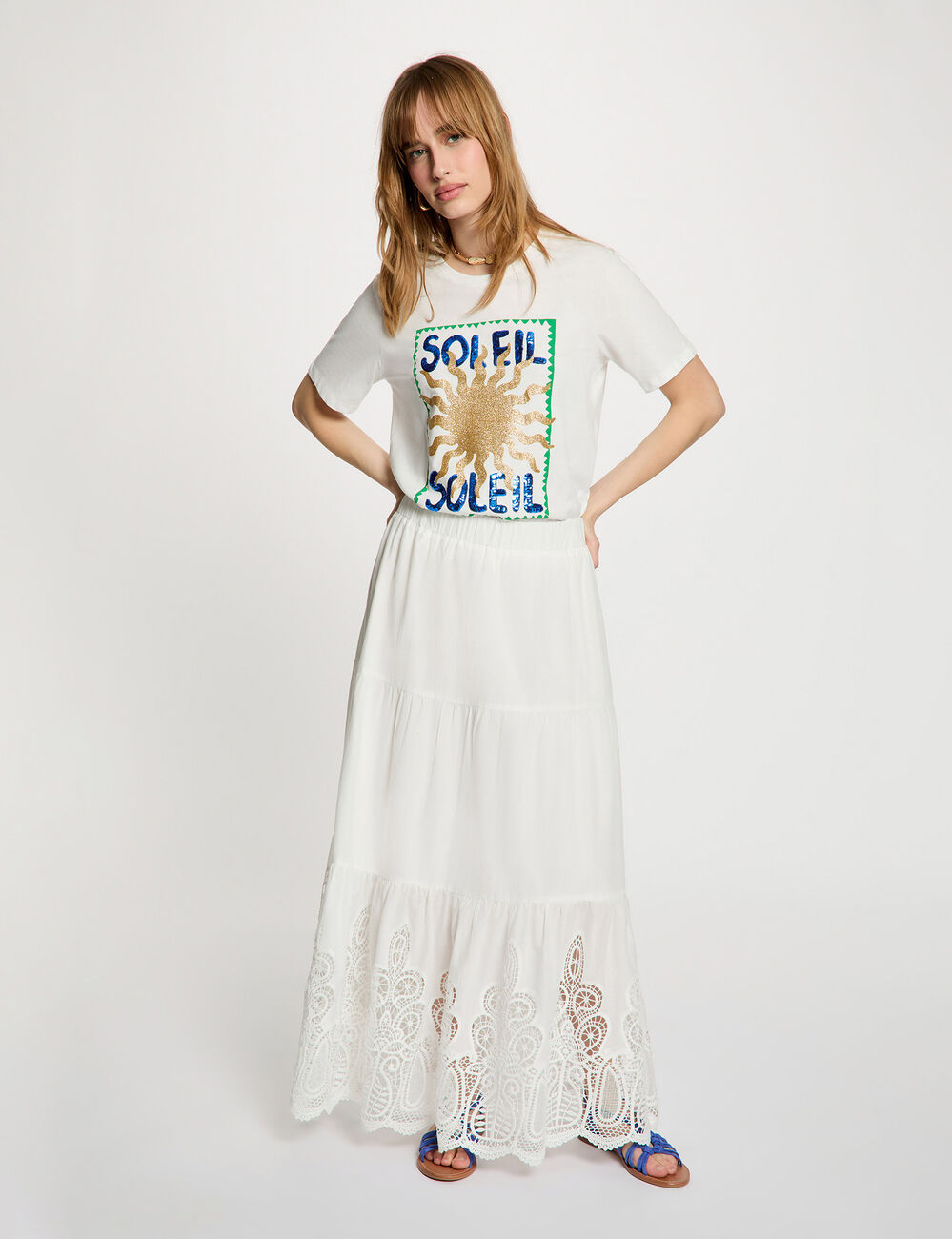 Lange rok met kanten details helder wit vrouw