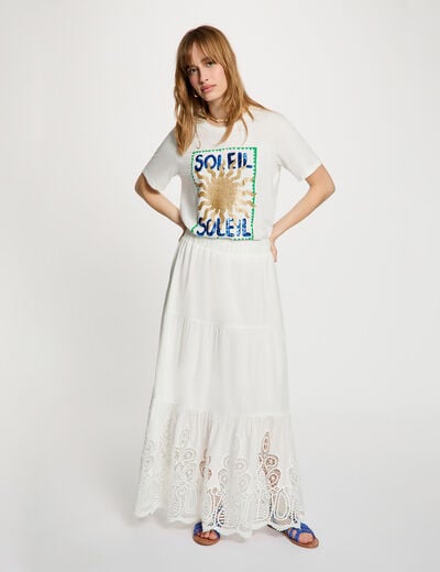 Lange rok met kanten details helder wit vrouw