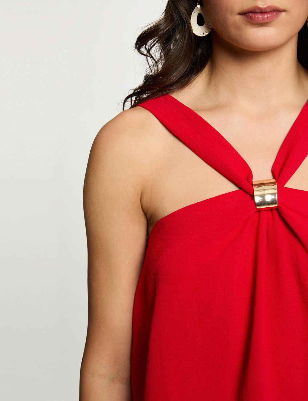 Geplooide top met opstaande kraag rood vrouw