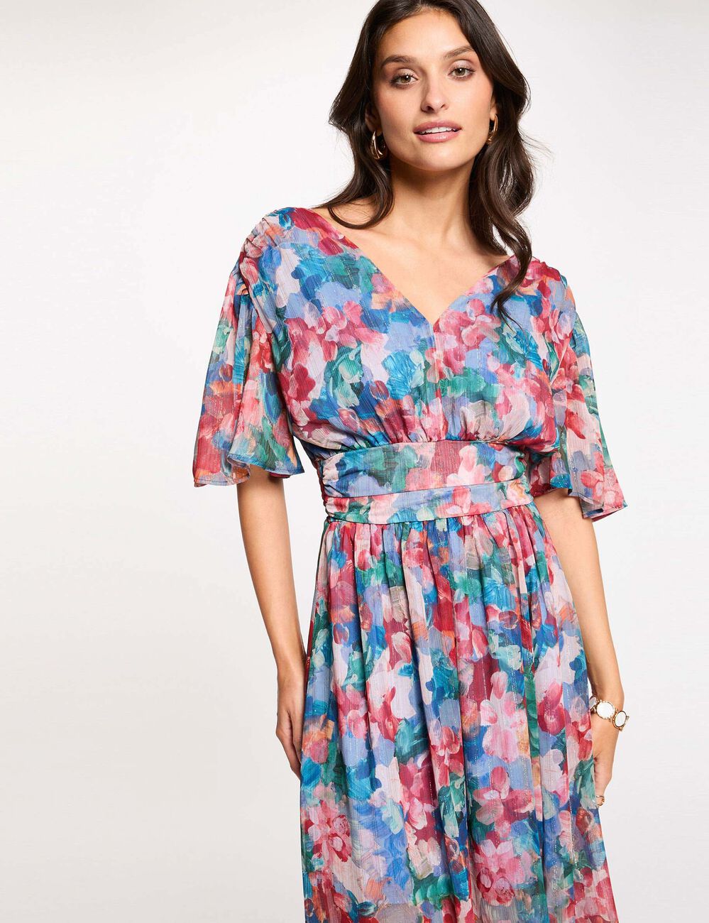 Lange, vloeiende jurk meerkleurig vrouw