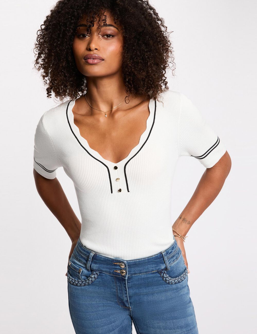 Pull ajust&eacute; col v blanc femme