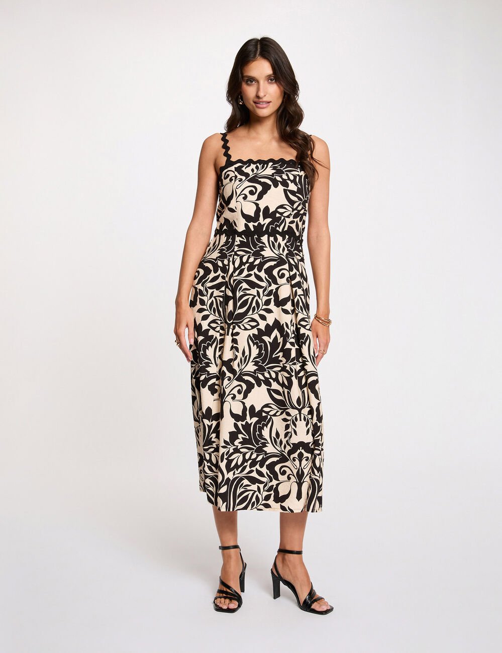 Midirok met vierkante hals. zwart vrouw