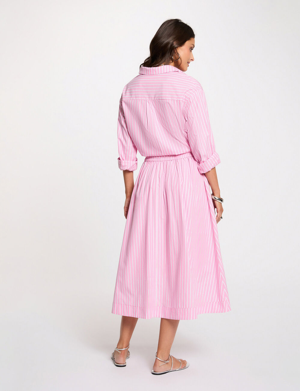 Lange, uitlopende rok roze vrouw