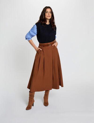 Lange geplooide rok cognacbruin vrouw