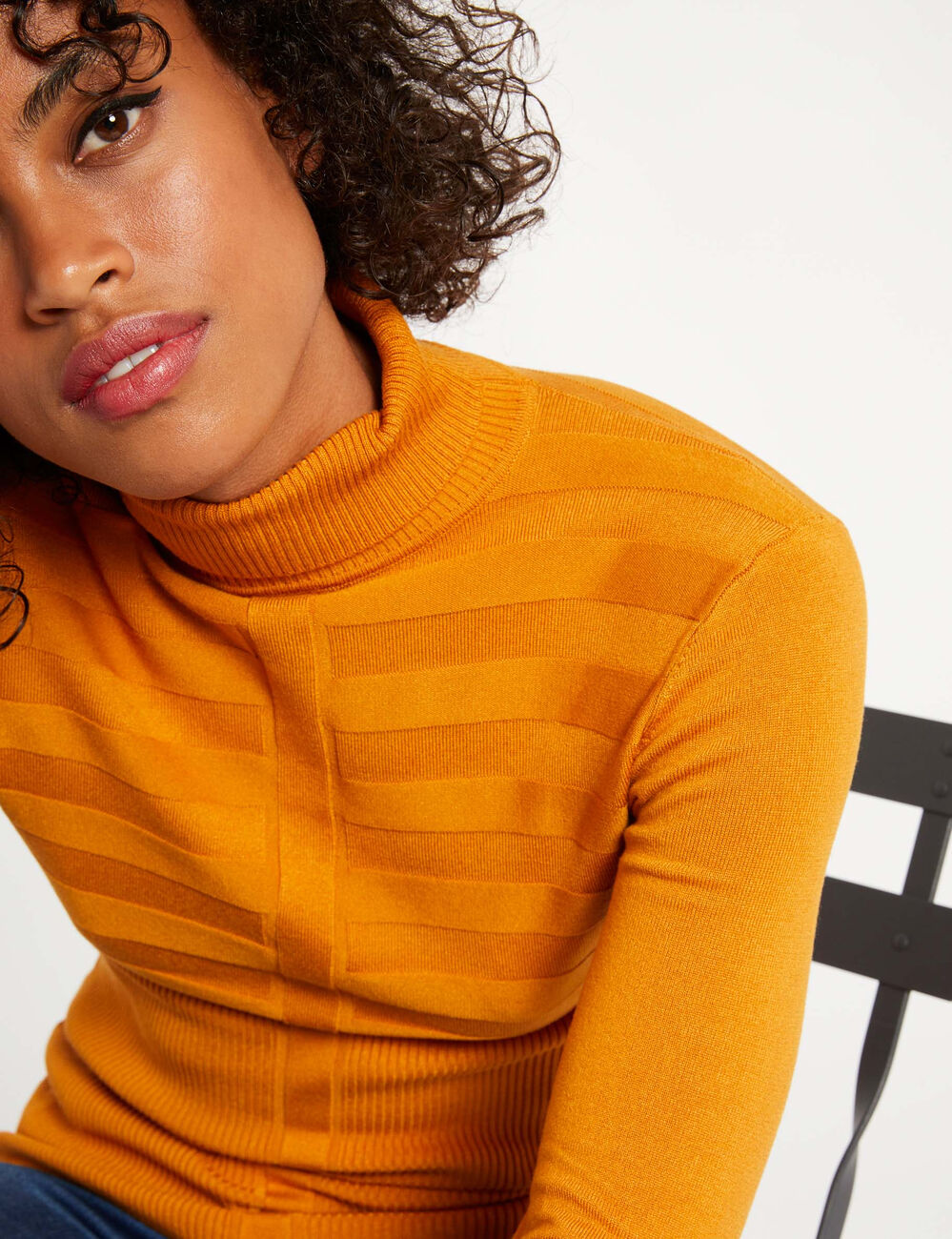 Pull col roul&eacute; ajust&eacute; moutarde femme