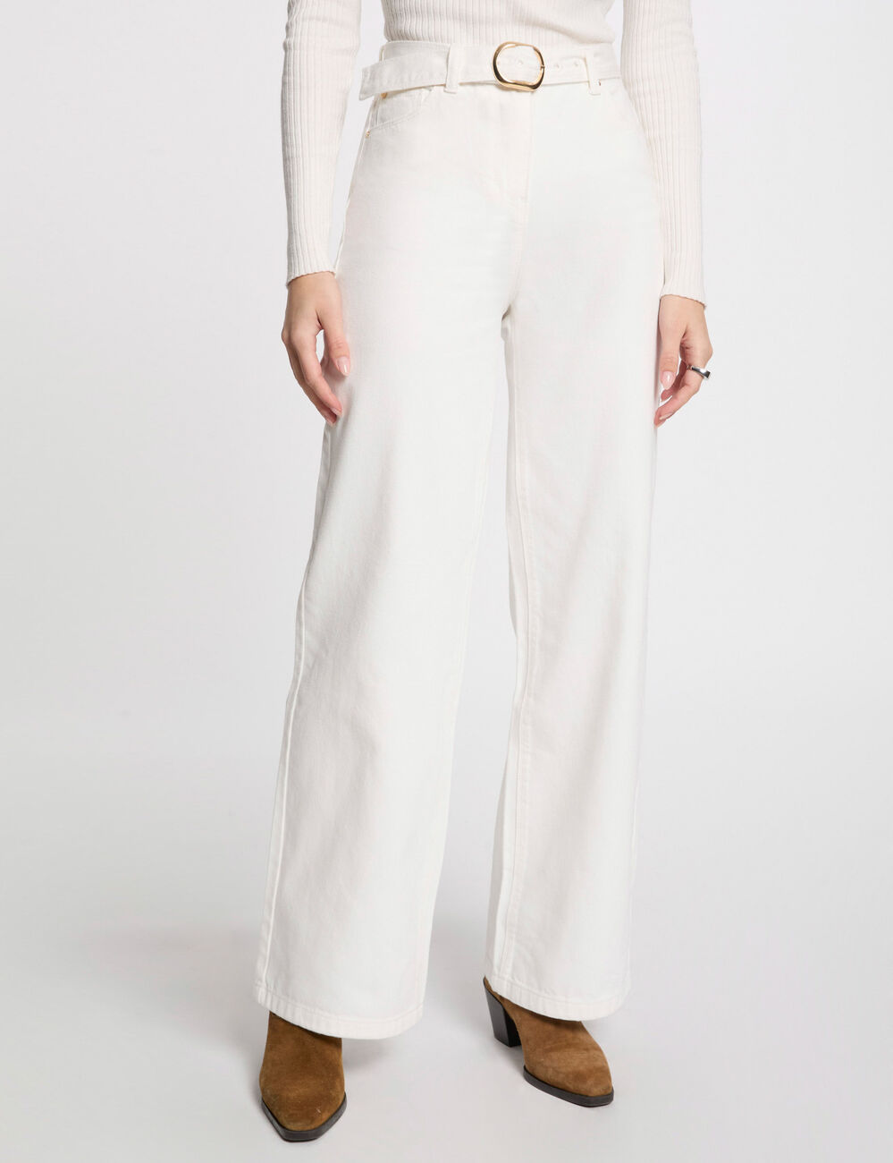 Jeans met wijde pijpen en ceintuur helder wit vrouw