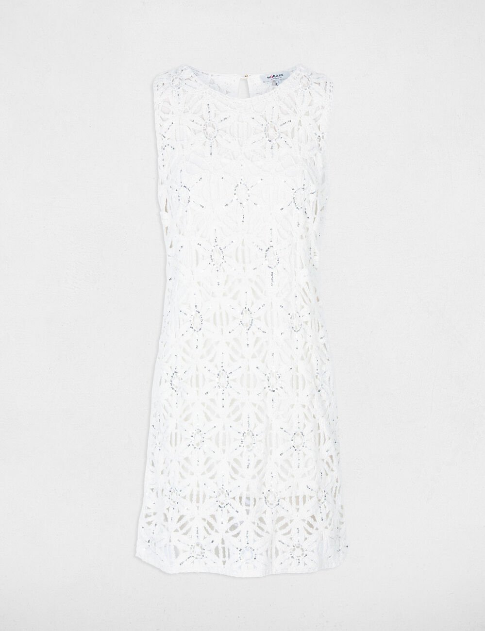 Getailleerde gebreide jurk helder wit vrouw