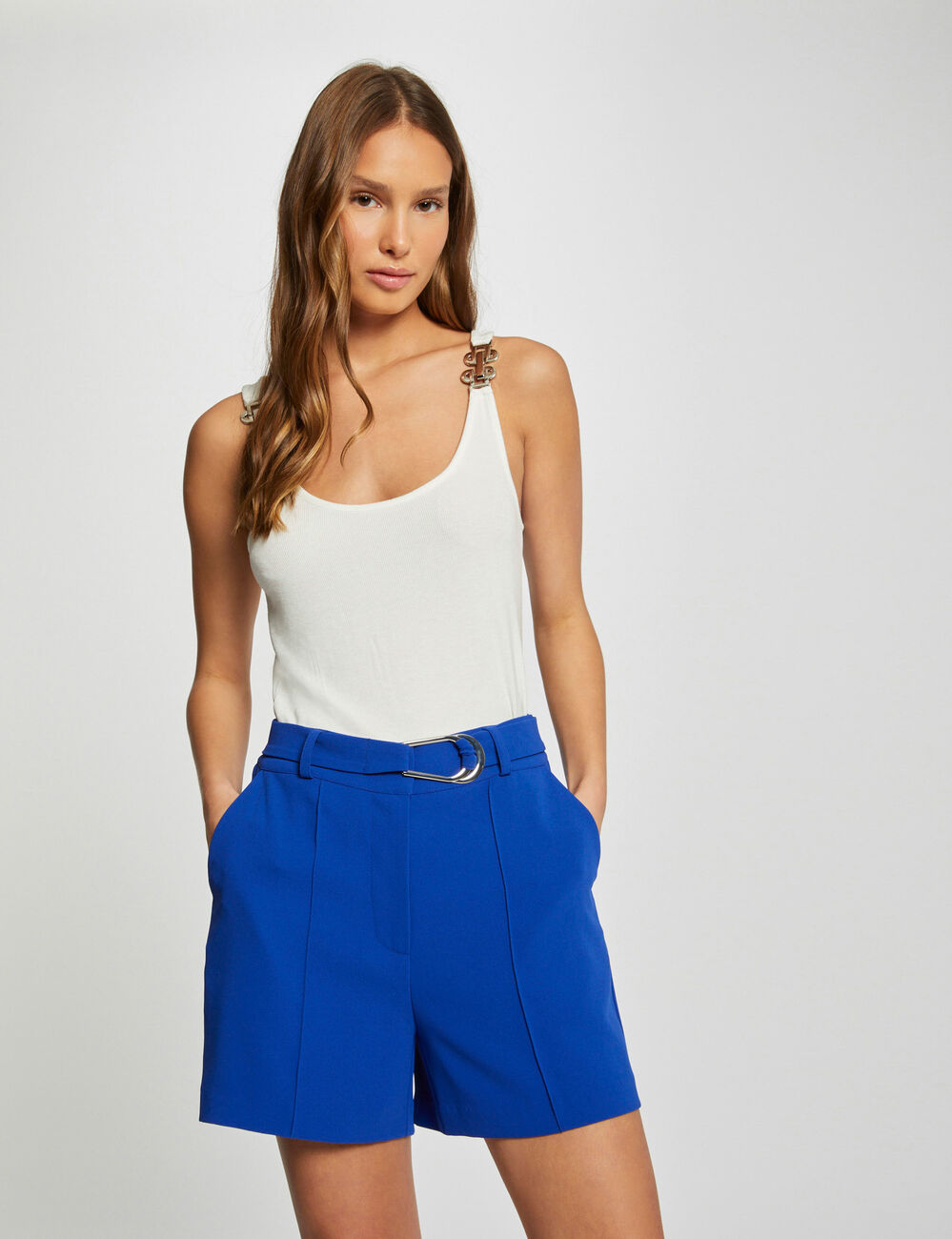 Short ajusté fluide ceinturé bleu electrique femme