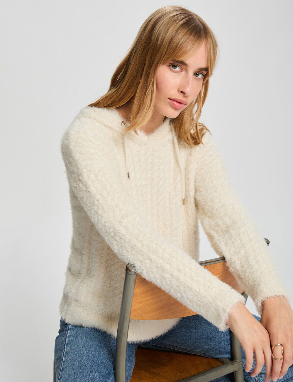 trui met pailletten en capuchon ivoor vrouw Trui met pailletten en capuchon ivoor vrouw