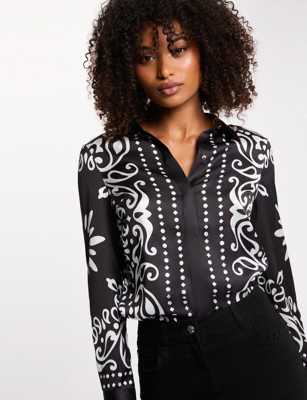 Chemise fluide imprim&eacute;e noir femme