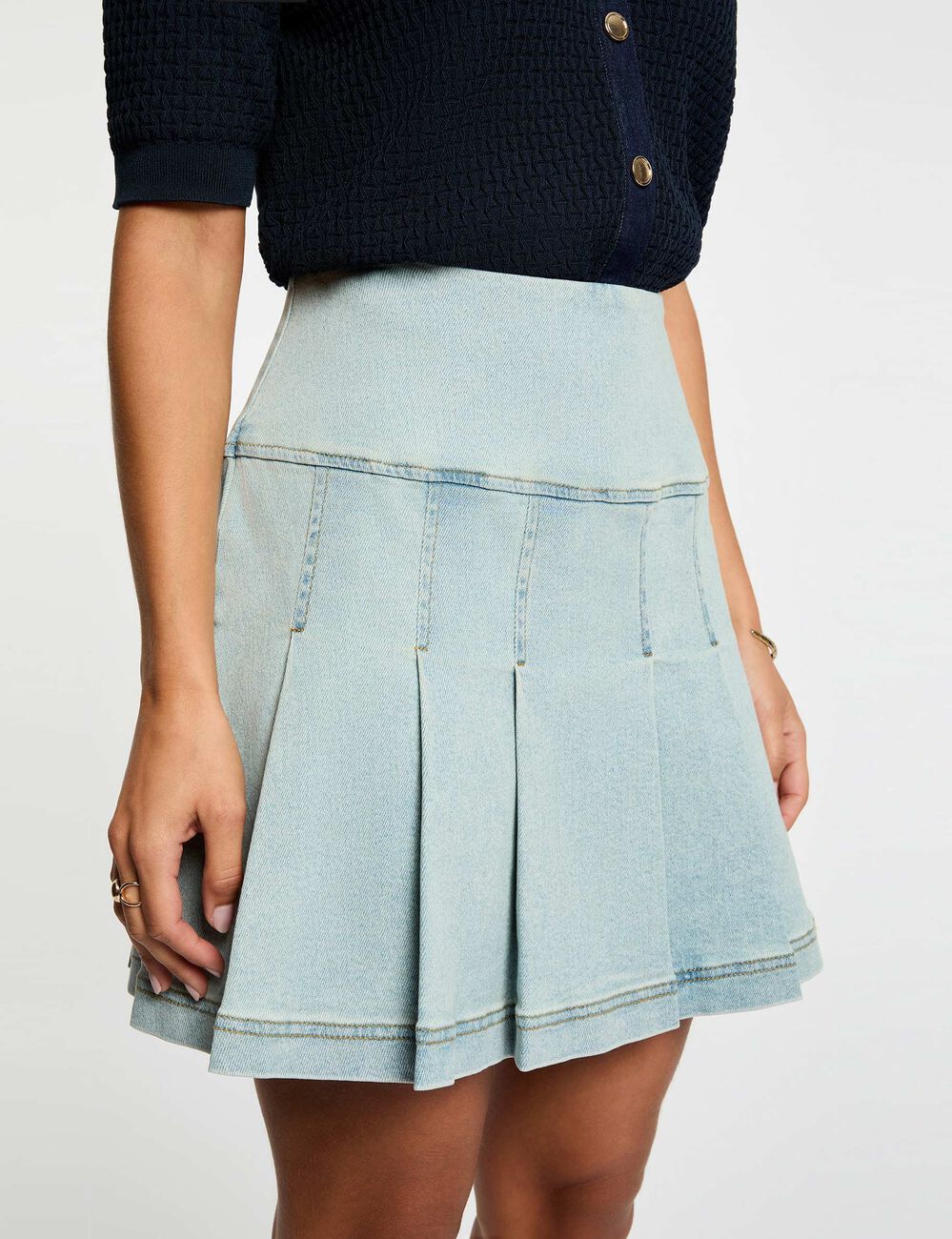 Jupe courte pliss&eacute;e denim bleach femme