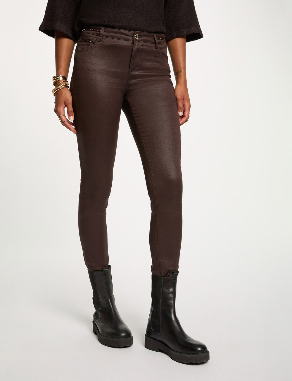 Pantalon slim enduit marron foncé femme
